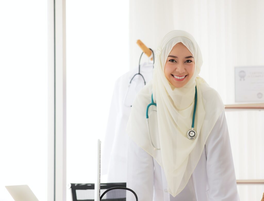 Klinik Aurora - Muslim doctor woman